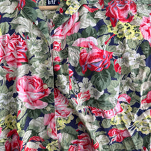 Load image into Gallery viewer, Roses Gap Cropped Button Up
